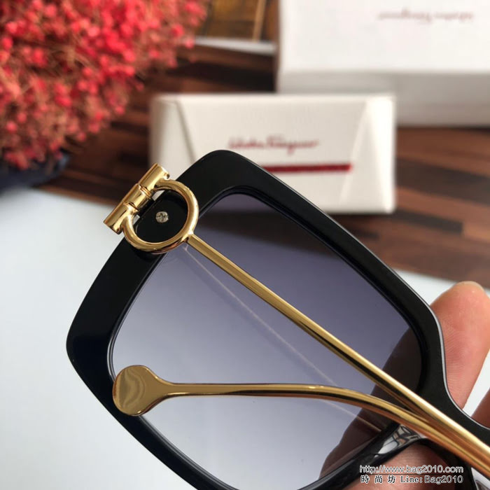 Ferragamo菲拉格慕 新品 方形經典馬蹄扣修鏡腿 女款太陽鏡 SF913S  lly1718
